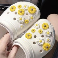 18pcs Cute Fashion Daisy Set Shoe DIY Charms DIY Slide Sandals Garden Shoe DIY Buckles Pins Shoe DIY Decaration DIY Accessories