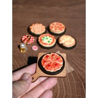 A Miniature Realistic Pizza Ornament, 1/6, 1/12 Scale Dollhouse Model House Accessories Decoration, Photography Props, Micro-Landscape Ornament, Miniatures Decoration, Small Gifts, Giveaways, Home