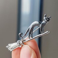 New Creativity Design Fashion Flying Broom Kitten Brooches for Women Vintage Cute Cartoon Black Cat Pins Party Jewelry Wholesale