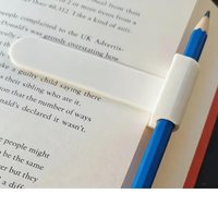 2pcs random Wooden Pencil Bookmark & Pen Holder – Plastic Clip Marks Pages, Convenient for Reading Journaling