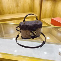 Fashion Forward Luxury Tote Bag For Women Elegant Leather Crossbody Vintage Designer Large Capacity Minimalist Diaper Bag