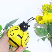 4 Piece Set Vintage Metal Bumble Bee Wall Decor Ornament for Indoor Garden Home Party Cafe Bar Collectible Gift Display