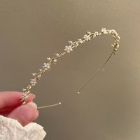 An elegant faux pearl floral bridal headband - a delicate zinc alloy hairband, suitable for weddings and everyday wear.