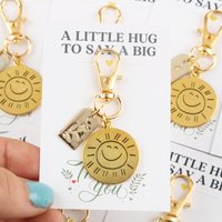 4/8pcs 2dCute sun smiley face paired with English letter keychain set Comes with a small hug and a big thank-you card Suitable f