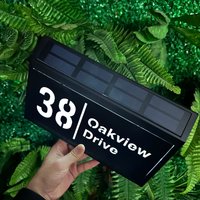 Personalizowana tabliczka adresowa LED zasilana energią słoneczną, nowoczesna akrylowa tabliczka z numerem domu, trwała, wodoodporna tablica na drzwi i ścianę do użytku zewnętrznego.