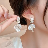 2023 New High Class Imitation Shell White Flower Petal Pendant Earrings For Womenโs Fashion Luxury Design Jewelry Wedding Gifts