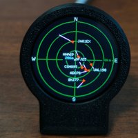 USB-C Deskradar, gadżet do śledzenia lotów ADS-B na żywo z ekranem w formie siatki sonarowej i obudową wykonaną metodą druku 3D, dekoracja biurka w stylu lotniczym.