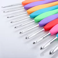 8Pcs Aluminum Crochet Hooks 2.5-6.0mm Colorful Soft Rubber Grip Handle Ergonomic Knitting Needles for DIY Yarn Craft Tools