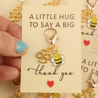 5/10pcs 2dCute little bee paired with four-leaf clover series keychain set Comes with a small greeting card with a big thank you