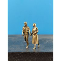 2.9cm Antique Brass Strolling Couple Sculpture - Hand-in-Hand Miniature Lovers for Desks Romantic Decor Collectible