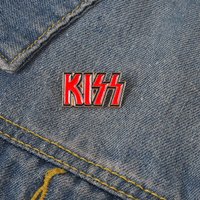 Creative Red Letters KISS Enamel Brooch Heart Love Miss Valentine Alloy Pins Badge Clothes Accessories Women Jewelry Gifts