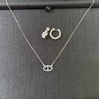 Classic pig nose full diamond chain necklace and chain earrings. Simple and fashionable items