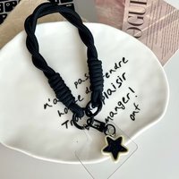 Black and White Celebrity-Style Phone Necklace Wristband for Autumn and Winter, Cute Phone Bracelet with Necklace, Phone Strap, Universal for Phone Cases, DIY Detachable Divider, Fashionable Creative