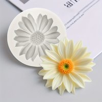 One daisy-shaped silicone candle mold - 3D flower design, suitable for DIY scented candles and home décor.