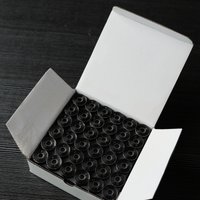 Stil l 110 Stück Box 60W Kunststoff seitig vor gewickelter Unter faden Polyester 75d/2 Meter für industrielle Stick maschine