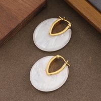 Fashionable and exquisite design, atmospheric resin earrings, simple, fresh and high-end holiday style earrings for women