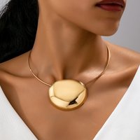 A Women's Necklace with a Smooth Geometric Design, Stylish and Simple, Suitable for Everyday Wear and Vacation Wear