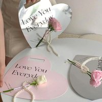 Geschenkverpackung für den Muttertag, Blumenstrauß, einzelne Rose, Blumenstrauß, herzförmiger Spiegel, Blumenarrangement, handgehaltene Blumenkartenta
