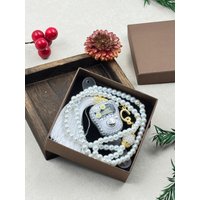 Gift box with decorated diamond flowers counter 99 imitation pearls beads. Suitable for daily wear and as a gift for festivals.