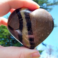 1 natural Yellow Septarian Heart piece with an irregular random pattern,in a bohemian style.Perfect for home dรฉcor and as a gift