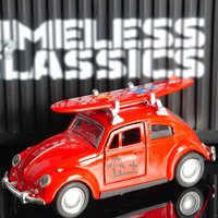 Vintage 1:32 Red Beetle Diecast Car with Surfboard, Retro Pull-Back Model Toy, Open Doors Collectible for Kids & Car Fans