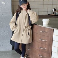 Mädchen-Windbreaker 2026 Frühling und Herbst Neuheit Koreanische Kinderjacke Locker Geschnittene Kapuzenjacke Einfarbiger Kindermantel