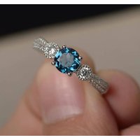 Huitan Luxury Elegant Women Rings with Round Blue Cubic Zirconia Exquisite Wedding Anniversary Party Female Rings Newly Jewelry