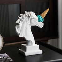 Sculpture de tête de cheval écrasant la crème glacée, statue abstraite animale, figurine de décoration moderne européenne, résine, décor de bureau à la maison