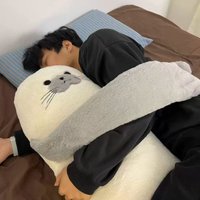 Coussin long chauffant apaisant Keko Seal en peluche pour dormir sur le côté – Confort et jouet pour la chambre à coucher des femmes