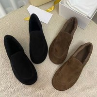 Der Neue Loafer Ist aus Hochwertigem Wildleder Gefertigt und Verfügt über ein Weiches Schaffell-Futter für Komfortables und Warmes Tragen