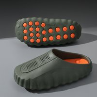 Nowe męskie klapki na zewnątrz z miękką, grubą podeszwą, oddychające sandały, antypoślizgowe kapcie łazienkowe, lekkie letnie sandały plażowe.