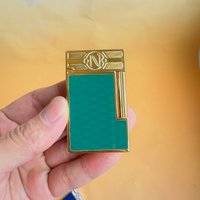 An SD-branded custom luxury lighter, featuring a crisp and melodious ignition click—the perfect gift for men. Accessories includ