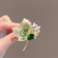 Fashion Maple Leaf Metal Brooches for Women Men Crystal Plant Brooch Party Birthday Winter Jewelry