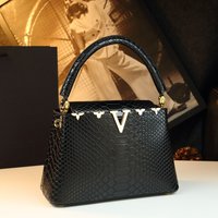 fashionable and versatile handbag with a high-end feel. It's a niche bag for middle-aged moms to carry diagonally
