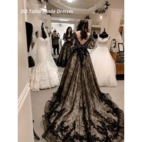 Black Lace Gothic Wedding Dress Appliques Beaded Long Sleeves A-Line Bridal Gown Customized Plus Size Vestidos De Novia