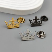 Metal brooch. Golden crown-style crown stainless steel brooch, universal chest emblem pin, exquisite and compact gift
