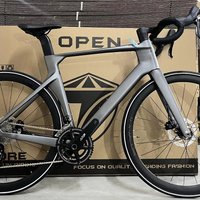 Lightweight R10 Pro 22 Speed Racing Road Bike Carbon Fiber with Disc Brake Carbon Fiber Wind-Breaking Riding Feature