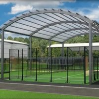 Padel Court Outdoor Indoor Sports Maßgeschneiderte farbige Panorama-Paddelplatz mit Dach