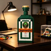 Kolekcjonerski model butelki Jägermeister z klocków, kreatywny prezent dla fanów alkoholi i kolekcjonerów.