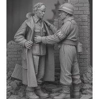 1/35 Scale Resin Model Figure Assembling Kit Soldier Inspection 2 Man Winter Miniature Hobby Sculpture Unassembled and Unpainted