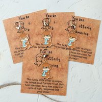 1 pc/4 pcs Cute Little Otter Keychain with a motivational card, perfect as a gift for family members.