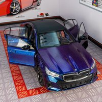 1:24 BMW I5 M60 alloy car model doors on both sides that can be opened, and the front hood and trunk door can also be opened