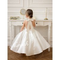 White Satin Flower Girl Dresses for Wedding with Bow Floor Length Girl Birthday Gown Sleeveless First Communion Gowns Customized