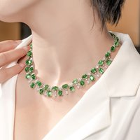 A fashionable diamond-encrusted imitation natural green tourmaline necklace, suitable for wedding gowns and jewelry accessories.