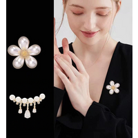 Fashion pearl smiling face water droplet brooch, men's and women's gold-plated silver metal brooch, geometric jewelry gift