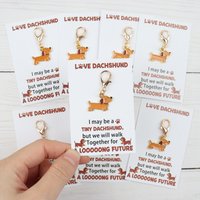 4pcs/8pcs adorable little sausage dog keychain sets, accompanied by motivational cards to encourage facing the future together.
