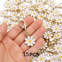 Fashionable daisy flower decorated keychains, Mother's Day gifts, exquisite gifts for St. Patrick's Day and birthdays, bag decor