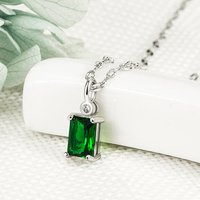 Luxurious S925 silver square green synthetic zircon necklace - the perfect gift for your girlfriend's mother