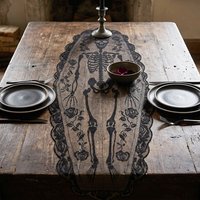 1 Stück Halloween-Tischflagge mit düsterem Skelett-Motiv, Rosen-Spitzenbesatz, Tischdeko-Stoff für eine Halloween-Party im Spukhaus-Stil.