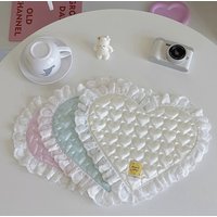 Lace lace heart-shaped coaster with satin surface, simple insulation and heat-resistant coaster